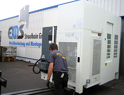 September 2013 – Anlieferung einer neuen CNC-Maschine Kitamura mit 3-Achsen-Bearbeitungszentrum